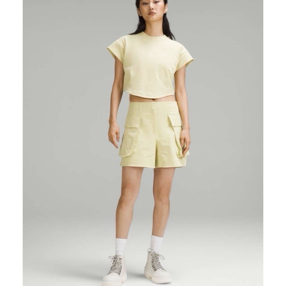Lululemon Women's Relaxed-Fit Super-High-Rise Cargo Shorts 4" Sz 8 Finch Yellow